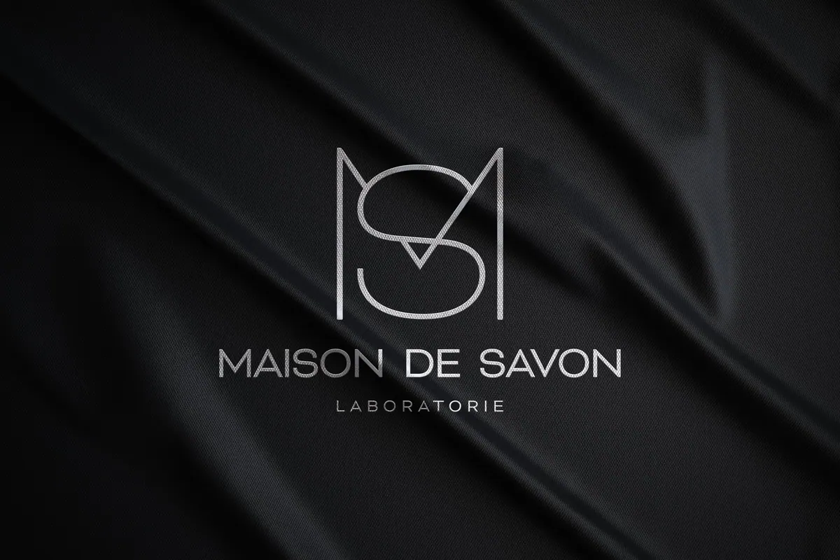 Μονόγραμμα Maison de Savon σε μαύρο ύφασμα