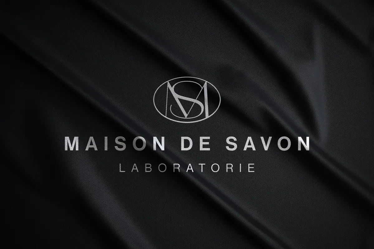 Λογότυπο Maison de Savon Laboratoire σε μαύρο ύφασμα